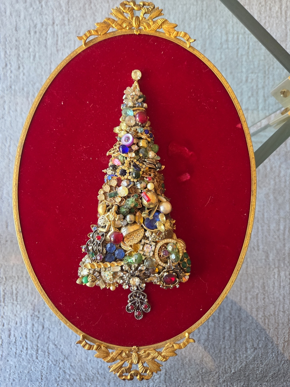 Vintage Handcrafted Costume Jewelry Christmas Tree Art – Red Velvet & Gold Oval